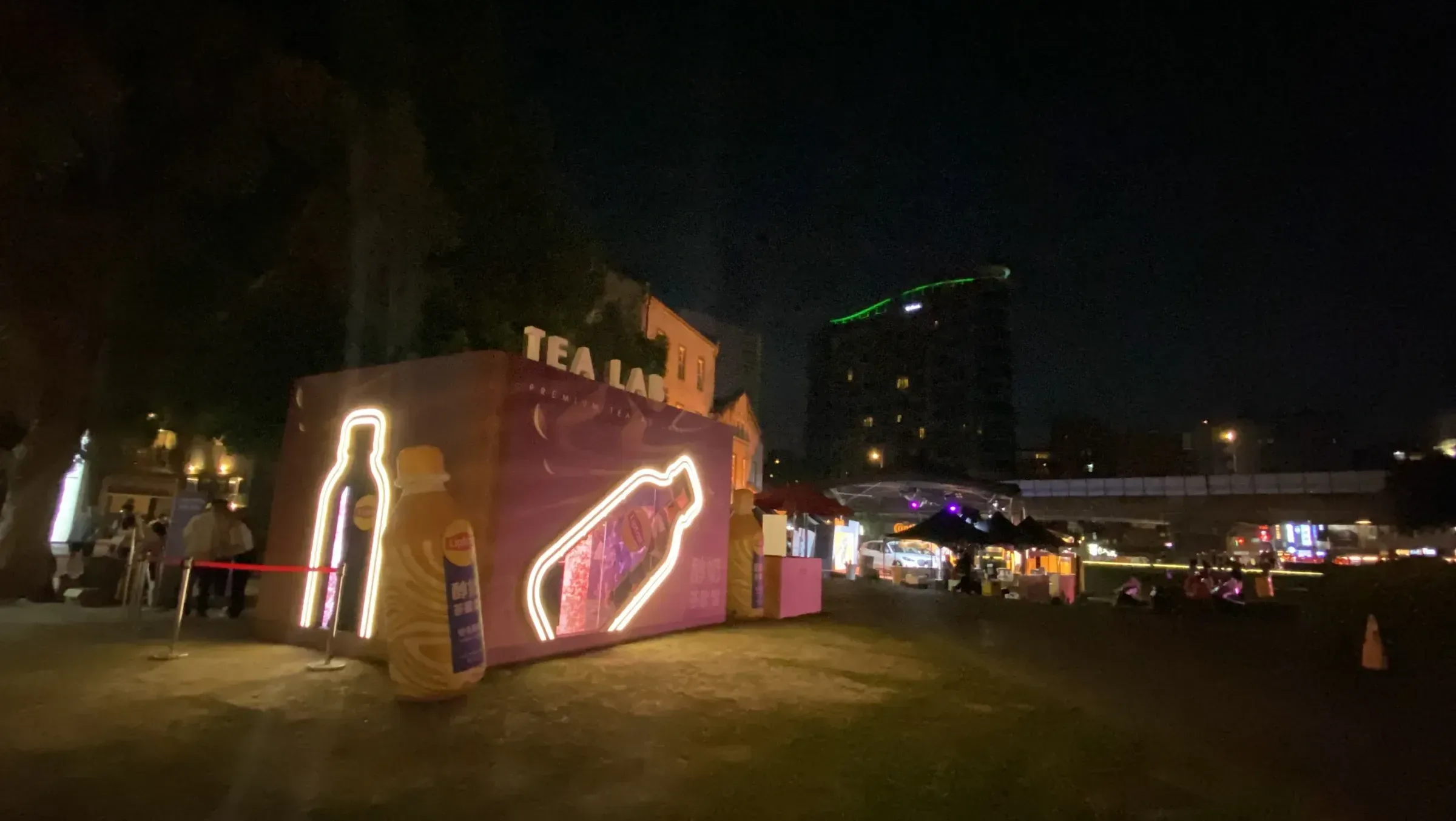 《茶奶調配實驗室 TEA LAB》沉浸式 LED 展間